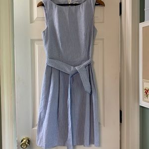 Anne Klein blue and white seersucker dress 8 with pockets and tie belt
